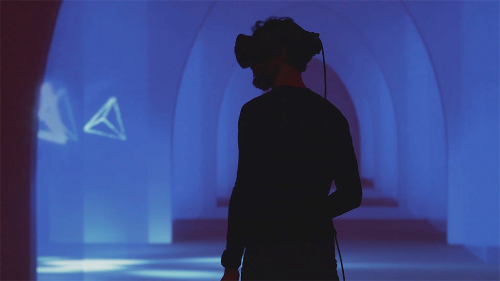 The Luxoom Lab with the projected portal as starting point for the VR journey. The hall existed in the real and virtual.