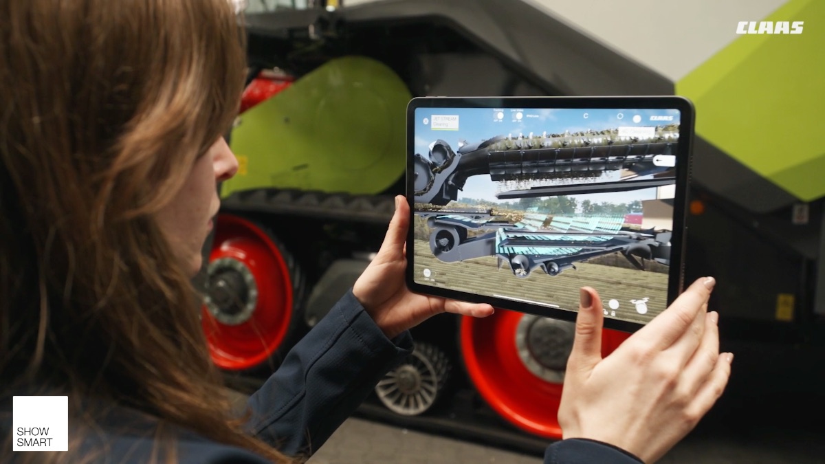 Using the iPad to take a look into a complex technical machine —here a CLAAS harvester with its hybrid threshing system — and showcase technical USPs in action.